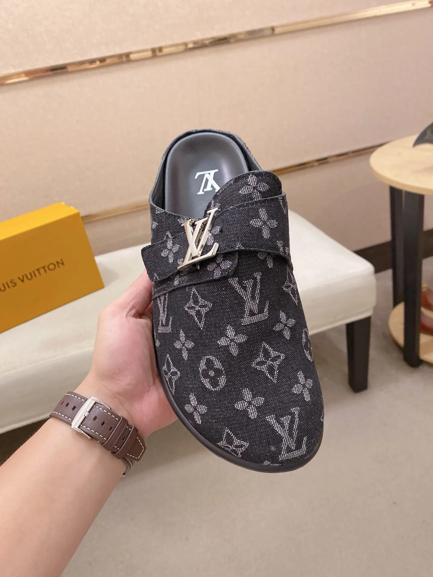 Men's shoes 💰: 360💰LV made 🔍Top purchasing agents, men's spring and summer slippers are available at the same counter. The uppers are made of Italian imported denim with logo graphics and high-quality craftsmanship. The soles are original soles specially provided by the original factory. The exclusive movable molded soles are super comfortable. Original factory follow-up products. 🔍🔍High quality. You can enter and exit the counter at will. Welcome to compare. The code number is 38-44.